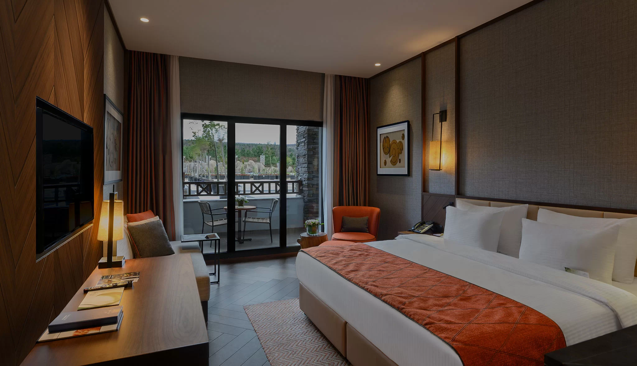 Deluxe Room, King Bed, Courtyard View