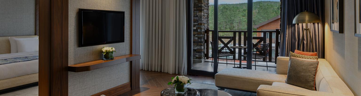 Comfort Suite, King Bed, Forest and Biological Pond View