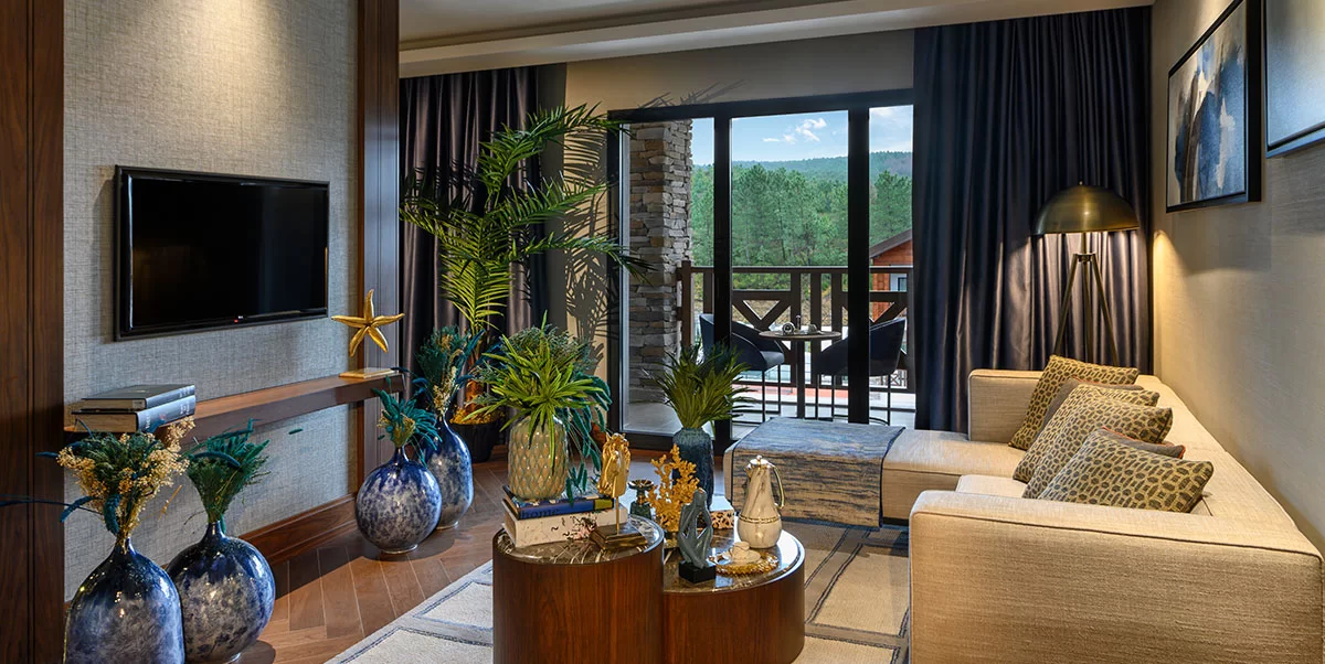 Comfort Suite, King Bed, Forest and Biological Pond View 3